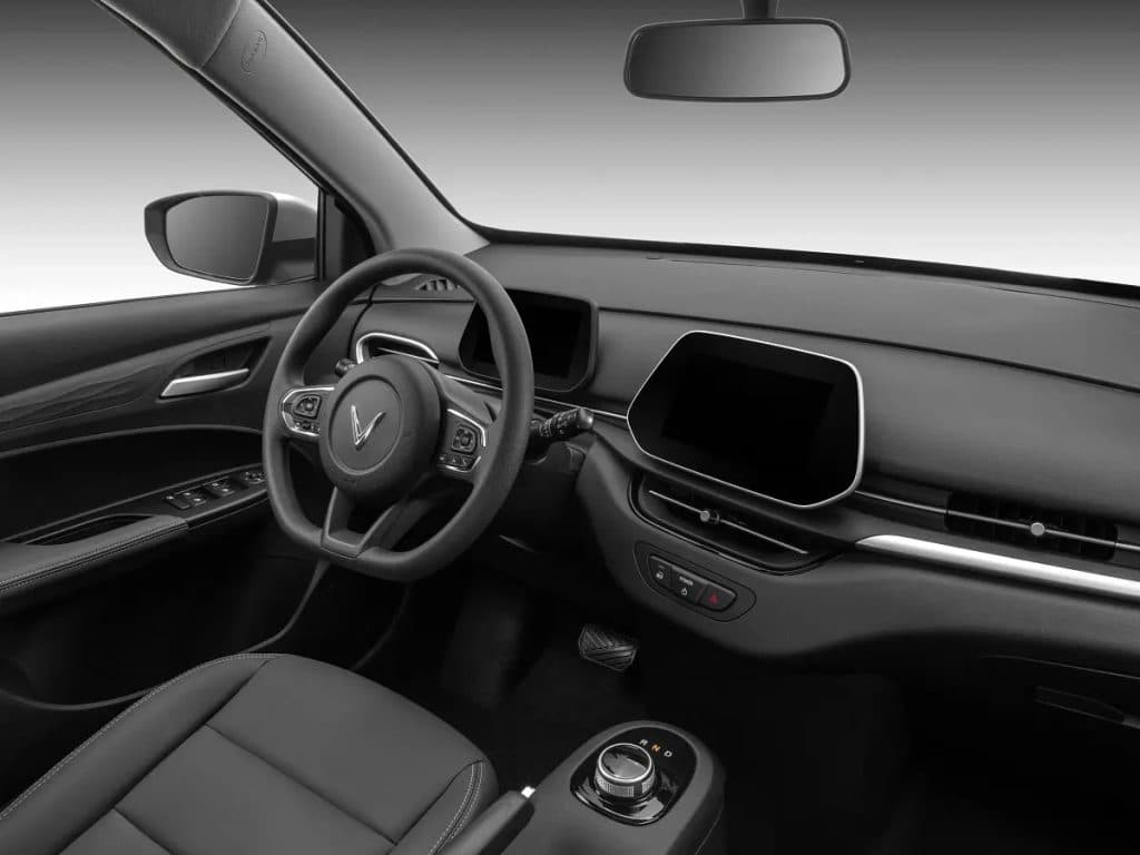 Khoang lái VinFast VF 5 với vô-lăng và màn hình trung tâm